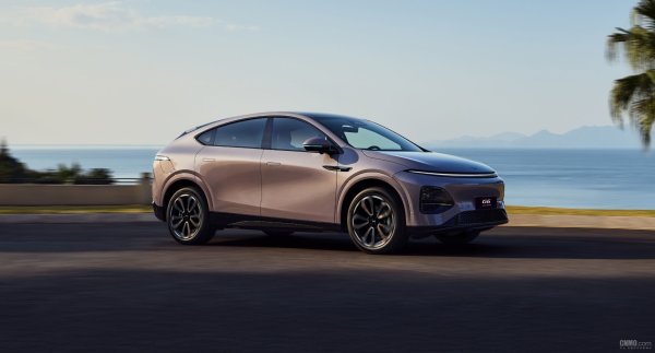 众团优配 国外女网红试驾小鹏G6被销售气到不想买 副总裁回应